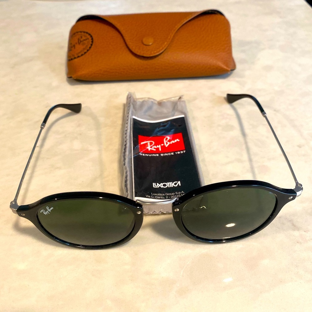 Ray Ban Round Fleck
Polished Black RB2447
49•21